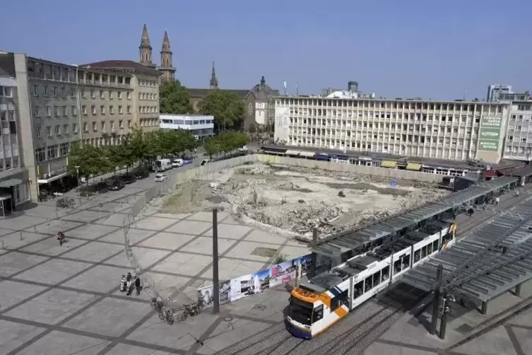 „Metropol“-Hochhaus oder neues Rathaus auf dem Berliner Platz? An dieser Frage entzündet sich eine politische Debatte. ArchivFot