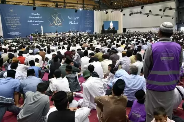 Ansprache des Kalifen in der Messehalle.   Foto: stj