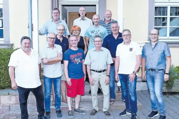 Der neue Dannenfelser Gemeinderat: Vorne von links: Ortsbürgermeister Ernst-Ludwig Huy, Beigeordneter Thomas Müller, Rüdiger Rup