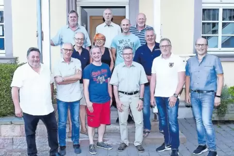 Der neue Dannenfelser Gemeinderat: Vorne von links: Ortsbürgermeister Ernst-Ludwig Huy, Beigeordneter Thomas Müller, Rüdiger Rup