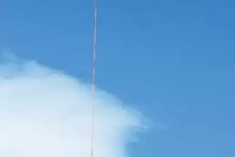 In der Luft: Der Hubschrauber fliegt die 200 Kilo schwere Treppe auf das Hallendach.