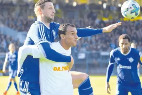 Hier noch Gegner, jetzt Teamkollegen: FKP-Kapitän Marco Steil (links) und Konstantinos Neofytos.