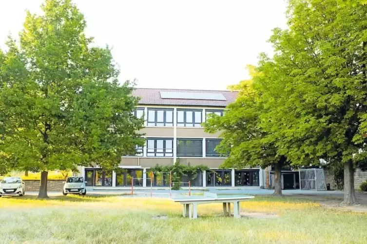Das Obrigheimer Schulhaus wird in den n&auml;chsten Wochen und Monaten auf Vordermann gebracht.