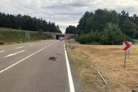 An den Fahrzeugteilen konnte die Polizei erkennen, um welches Modell es sich handeln muss.  Foto: Polizei