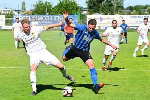 Bein-Arbeit: FC Speyer 09 (blau) gegen Dudenhofen. Foto: Lenz