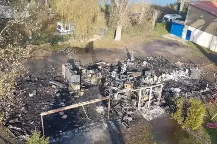 Die &Uuml;berreste der SFG-Halle am Morgen nach dem Brand im November 2017.  Foto: svw