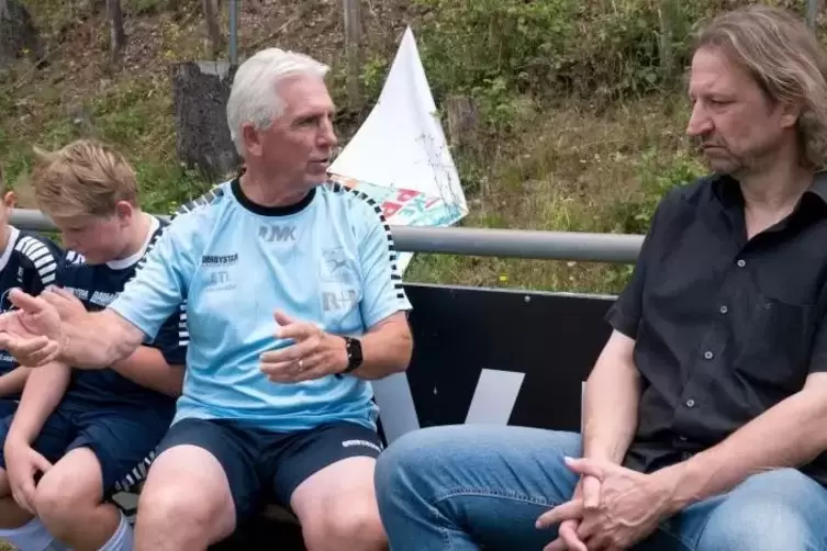 Gespräch in der Camp-Mittagspause: Ex-Fußballprofi Klaus Fischer und RHEINPFALZ-Mitarbeiter Guido Schönfelder. Foto: Sayer
