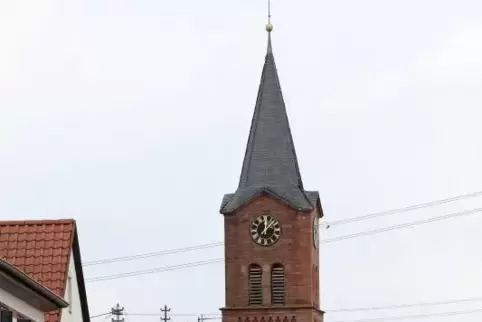 Die Sendeanlage im Kirchturm ist kaputt. Reparatur womöglich erst im September. Foto: Iversen
