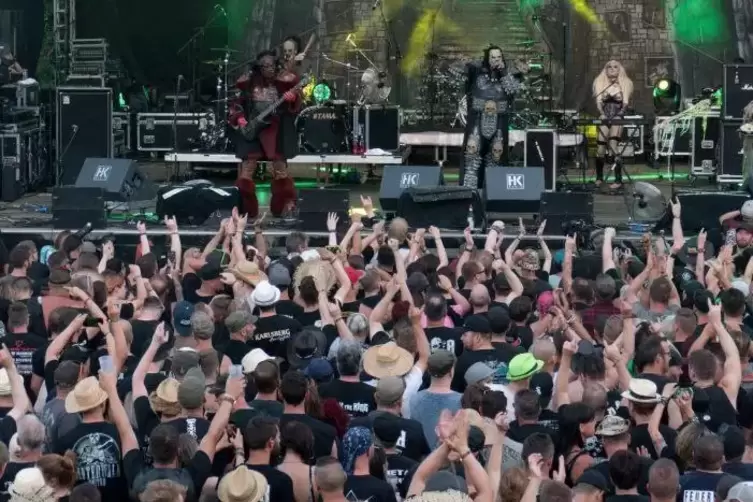 Stimmung auf und vor der Bühne: Beim Auftritt von Lordi am Freitagabend. Foto: sayer