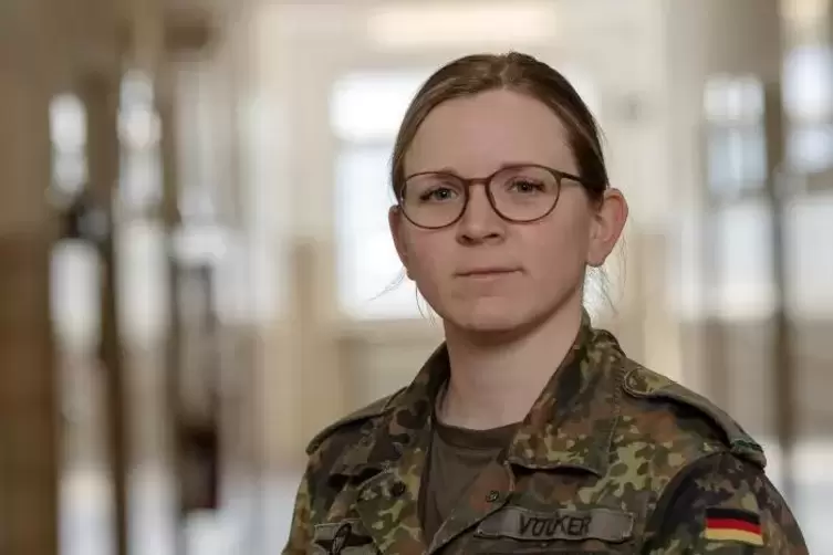 Findet vieles in ihrem Jogb total spannend: Birte Völker, Kompaniechef im Fallschirmjägerregiment 26 in der Niederauerbachkasern