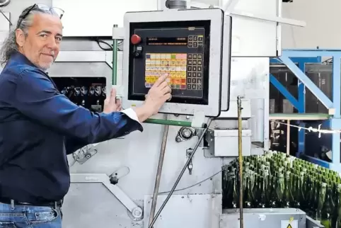 25 Sorten Flaschen kann Firmenchef Stefan Fey mit seiner Anlage spülen.