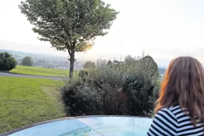 Blick ins Dreiländereck Frankreich, Pfalz, Saarland: Autorin Sigrid Sebald schaut von der Chapelle Saint-Joseph oberhalb von Orm