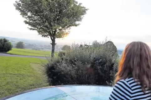Blick ins Dreiländereck Frankreich, Pfalz, Saarland: Autorin Sigrid Sebald schaut von der Chapelle Saint-Joseph oberhalb von Orm