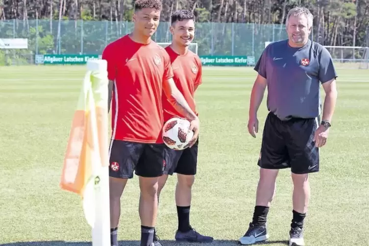 Zwei von drei externen Neuzugängen bei der U21 des FCK: Justin Kabuya (links) und Anil Aydin. Rechts Trainer Hans Werner Moser.