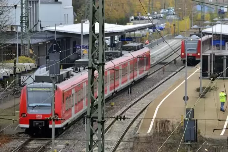 Die rote S-Bahn könnte im Kreis Germersheim eine zusätzliche Rolle zur gelben Stadtbahn spielen. Foto: RHP-Archiv