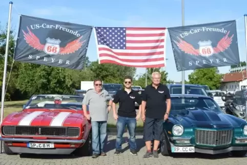 US-Car-Freunde: Alfred Isselhard, Tobias Konrad, Peter Reschka (von links) mit ihren Chevrolets. Foto: tknd