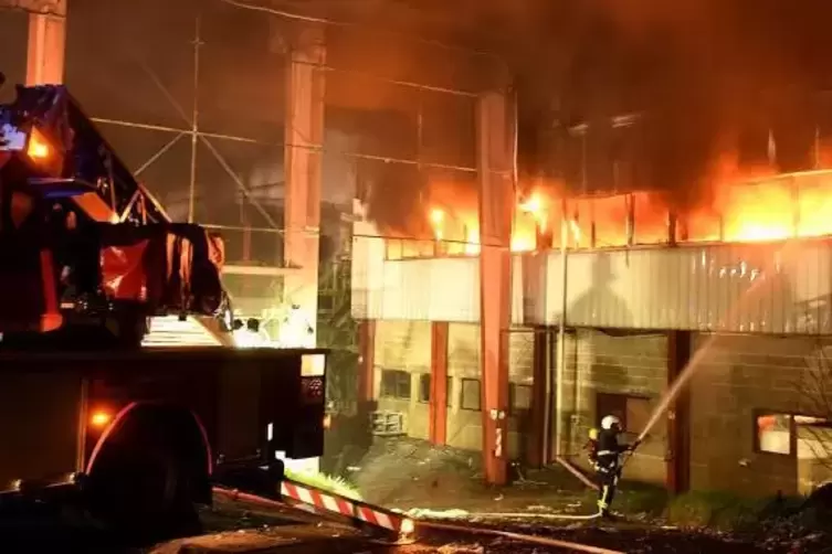 Rund 150 Feuerwehrleute waren im April vor Ort, um das Feuer in der Fabrikhalle zu löschen.  Foto: Stepan