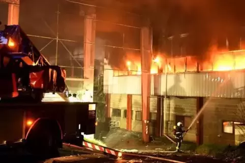 Rund 150 Feuerwehrleute waren im April vor Ort, um das Feuer in der Fabrikhalle zu löschen.  Foto: Stepan