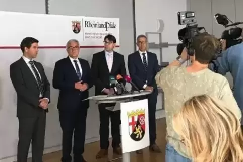 Von links: Verfassungsschutzpräsident Elmar May, Innenminister Roger Lewentz (SPD), Städtetagspräsident Thomas Hirsch (CDU) und 