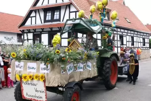Für bienenfreundliche Gärten wirbt der Ackerbauverein Assenheim.  Foto: KUNZ