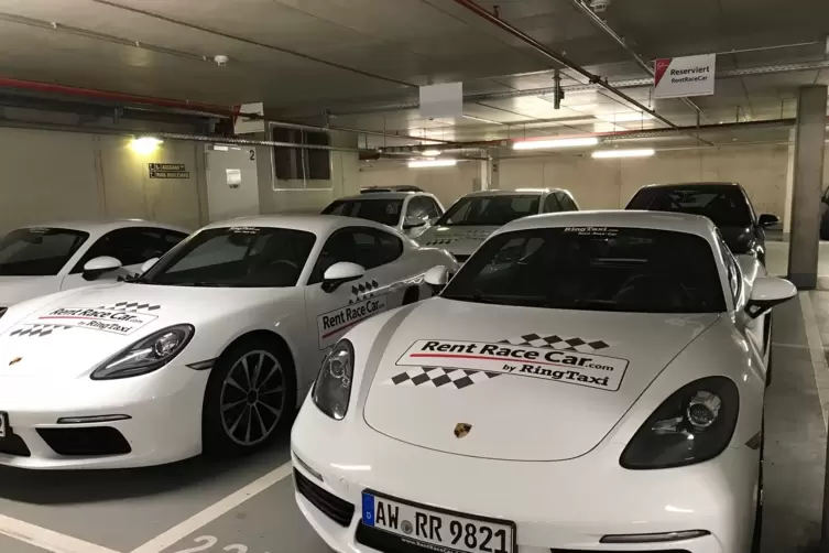 Nuerburgring_kad_Rennautos_zum_Verleih_stehen_in_der_Tiefgarage.jpg