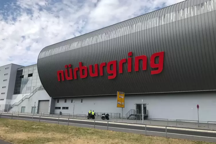 Nuerburgring_kad_Wuchtig_woelbt_sich_der_2009_eroeffnete_Boulevard_in_Richtung_Bundesstrasse.jpg