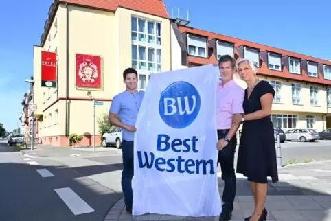 Das Hotel Löwengarten ist ein „Best-Western-Haus“ (.l.): Tobias, Ulrich und Gabi Deisinger mit neuem Logo. Foto: Lenz