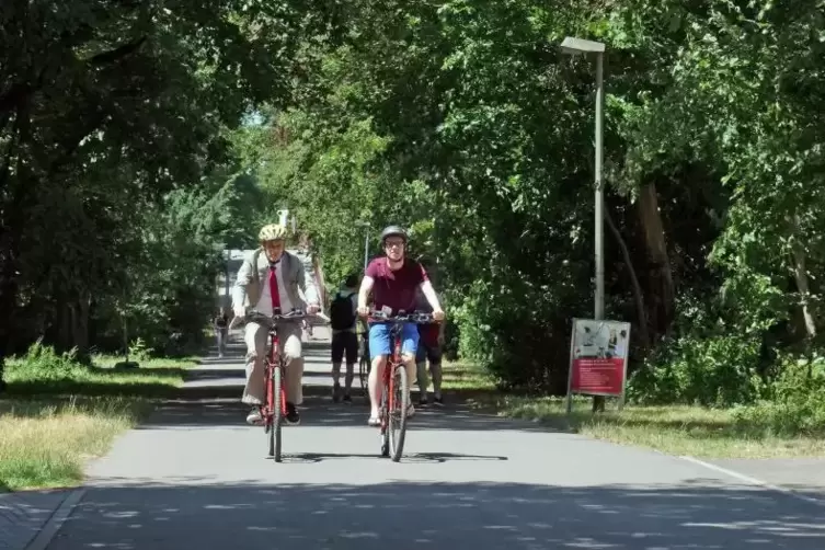 Die beiden Sensor-Bikes im Einsatz: Professor Jochen Eckart und Student Philipp Neumann treten in die Pedale.   Foto: hs Ka (fre