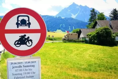 Durchfahrt verboten! Dieses Schild bei Patsch in Tirol soll Touristen davon abhalten, über die Dörfer nach Italien zu fahren. Im