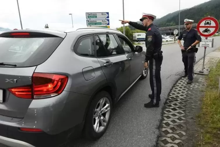 &Ouml;sterreichische Polizisten kontrollieren die Autofahrer. Foto: dpa