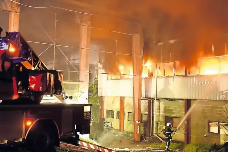 Rund 150 Feuerwehrleute waren im April vor Ort, um das Feuer in der Fabrikhalle zu löschen.