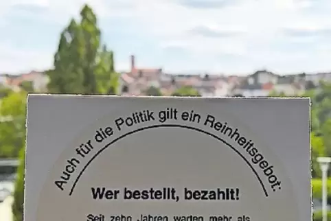 Mit diesem Bierdeckel wollen die klammen Kommunen darauf aufmerksam machen, dass sie für Bundes- und Landesgesetze in die Tasche