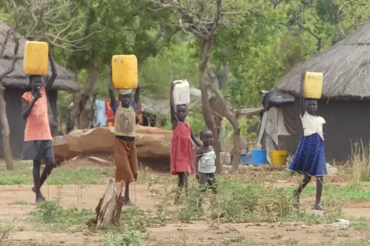 Das Wasserholen gehört zum Alltag vieler Kinder in Uganda. Foto: ane