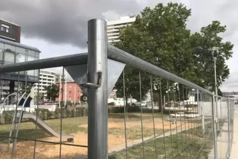 Ein eingezäunter Spielplatz am Rheinufer. Foto: mix