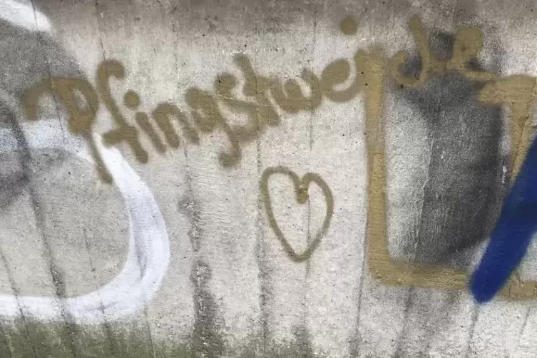 Ein Herz f&uuml;r die Pfingstweide auf einer Mauer. Foto: mix