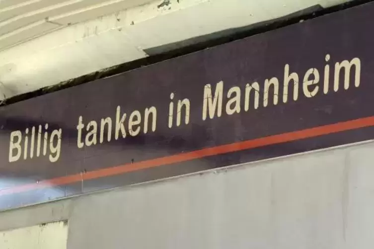 Eine merkw&uuml;rdige Reklame an einer Tankstelle in LU. Foto: KUNZ