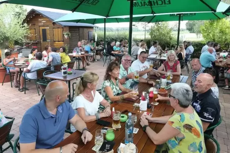 Gut besucht: Im Sommer können die Gäste im Biergarten unter großen Sonnenschirmen ihr Essen genießen. Foto: Lenz
