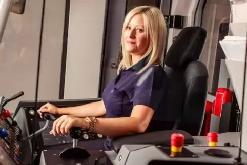Am Arbeitsplatz: Tamara Weschler ist Triebfahrzeugführerin bei der AVG .   Foto: AVG (frei)