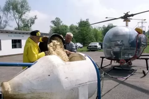 Mit Hubschrauber und Eisgranulat: Kabs-Mitarbeiter bereiten die Schnakenbekämpfung bei Lingenfeld vor. Archivfoto: Lenz