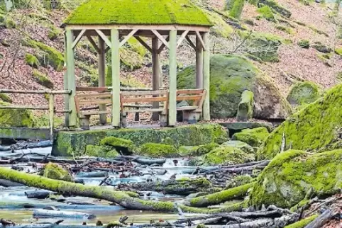 Einige Brückenschäden in der Karlstalschlucht müssen Wanderer nicht schrecken.