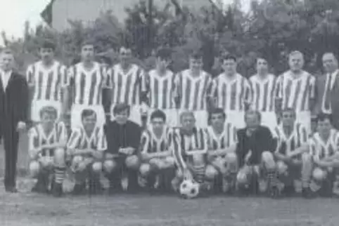 Die Meistermannschaft von 1969 (von links): stehend Spielleiter Dieter Walter, Ernst Geiger, Alfons Roth, Winfried Geiger, Hans 