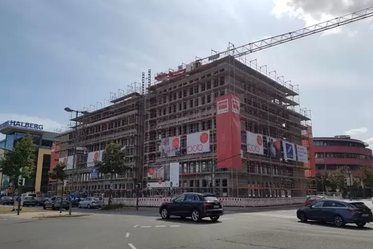 Blick von der Rheinallee auf das entstehende B&uuml;rohaus. Foto: ier