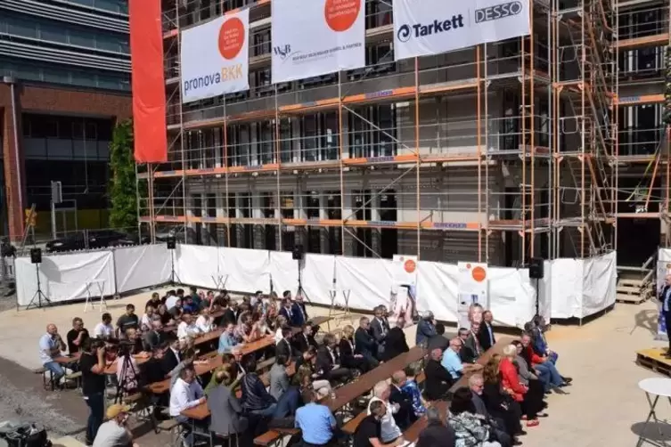 Die Richtfest-Besucher. Foto: WEG
