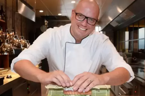 Sushi-Meister Piotr Suszek bereitet die Delikatesse vor. Foto: Linzmeier-Mehn