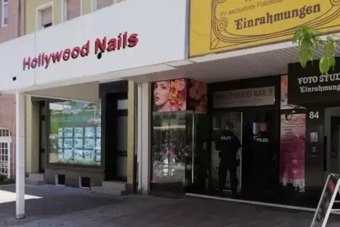 Die Verdächtigen sollen vietnamesische Staatsbürger eingeschleust und sie mit gefälschten Dokumenten in Nagelstudios beschäftigt