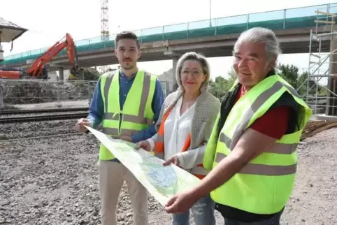 Die PBG ist auf verschiedene Baustellen in Landau und Umgebung tätig. Hier an der Horstbrücke: Gesellschafter Maximilian Will (l