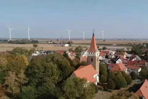 Kirchturm und Windräder, Tradition und Fortschritt: Minfeld will sich weiter entwickeln. Luftbild: van
