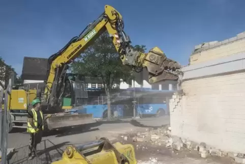 Der Bagger reißt das Busbahnhof-Gebäude ein. Foto: VIEW