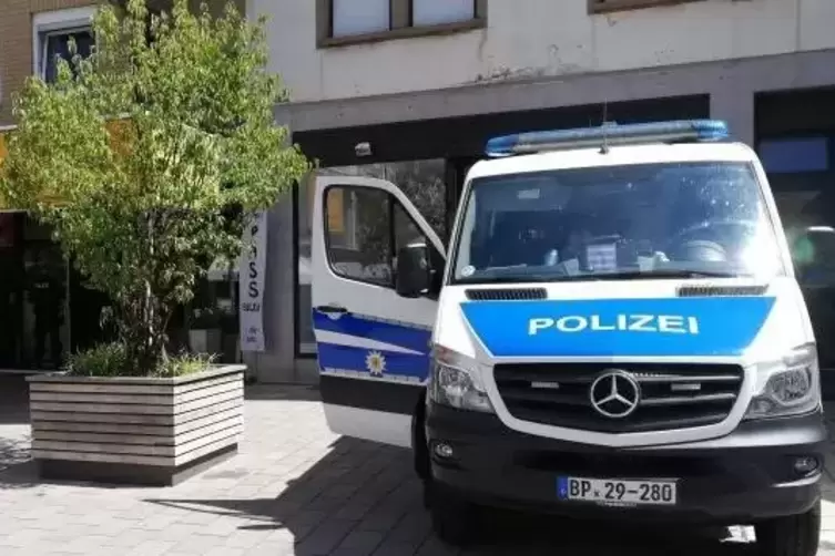 Mit mehreren Fahrzeugen war die Bundespolizei in der Zweibr&uuml;cker Fu&szlig;g&auml;ngerzone im Einsatz.  Foto: HollerS