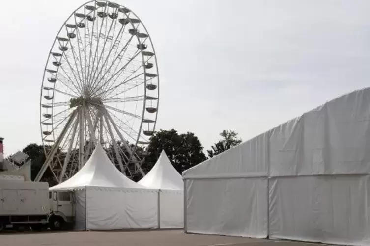 Brezelfest-Aufbau: Am Donnerstag, 16 Uhr, werden die Zelte geöffnet. Foto: Lenz